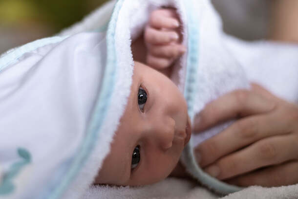 photo d'un bébé dans un lange
