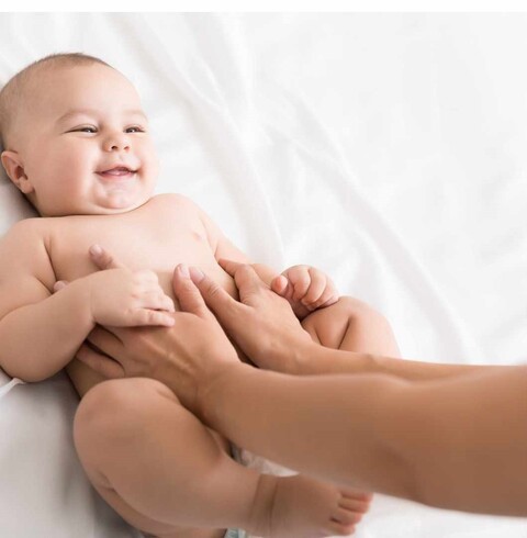 bébé se faisant masser