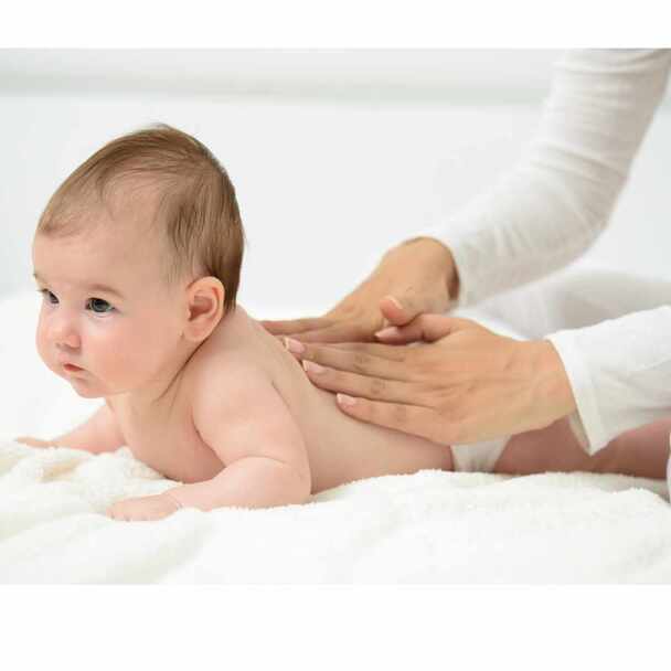 photo d'un bébé dans un bain fleuri