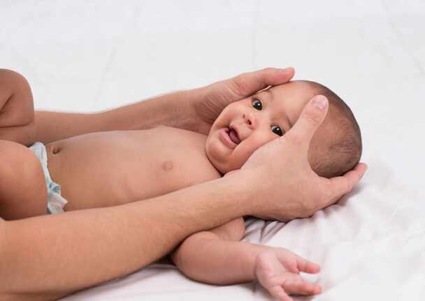 photo d'un bébé se faisant masser
