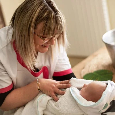 photo de Julie avec un bébé emmailloté