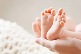photo bebe qui se fait masser le pied