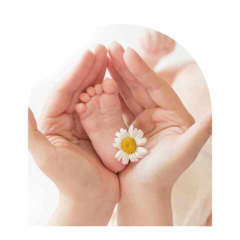 photo de pied de bébé dans des mains